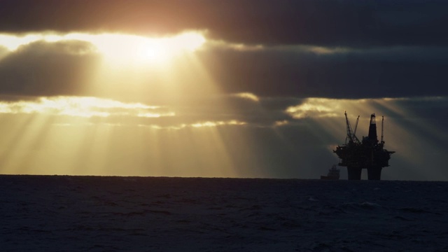 北海的海上钻井平台视频素材