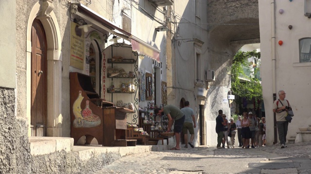 Peschici老城的小巷里的人们视频素材