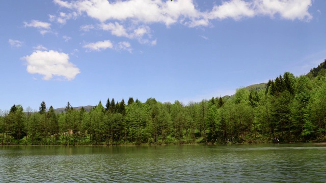 阿尔特文的卡拉戈尔湖有着令人难以置信的美丽景色，一年四季都很美丽，吸引着游客。
土耳其/阿尔温特05/13/2015视频素材