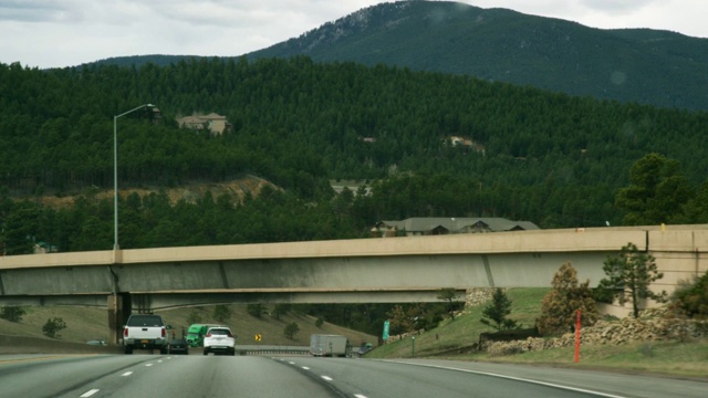 252出口:Evergreen Parkway (Colorado Highway 74)在多云的日子里，在科罗拉多落基山脉70号州际公路上向西行驶的车辆的出口标志视频下载