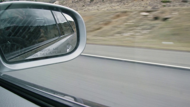 70号州际公路，科罗拉多州的落基山脉，和汽车侧镜反射出的多云天空(镜中的物体比它们看起来更近)视频下载