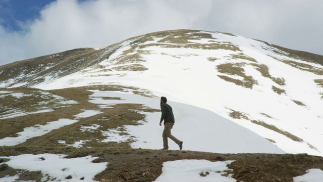 一名留着胡子的年轻人在阴天下攀登科罗拉多州落基山脉洛弗兰山口(大陆分水岭)附近的一座雪山视频素材