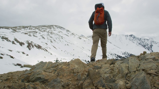一名背着背包的白人男子在科罗拉多州落基山脉的洛弗兰山口(大陆分水岭)上徒步行走视频素材