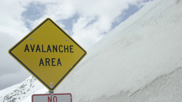 “雪崩地区”警告路标在科罗拉多州的落基山脉下阴天在冬天视频下载