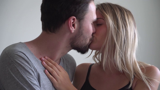 浪漫快乐的年轻情侣接吻视频素材