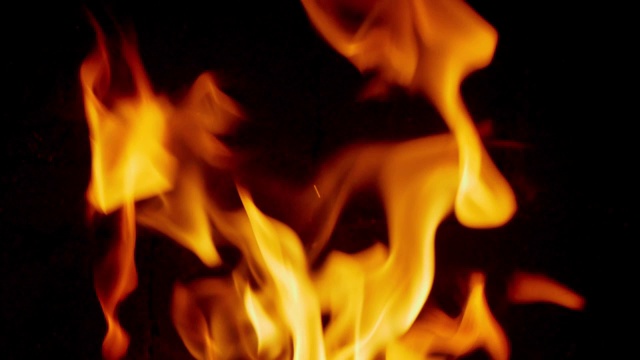 火焰火焰燃烧在壁炉上的黑色背景慢动作视频素材