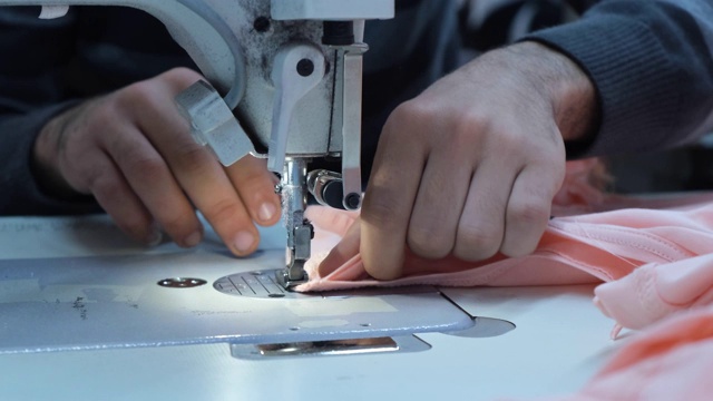 裁缝在缝纫机上工作视频素材