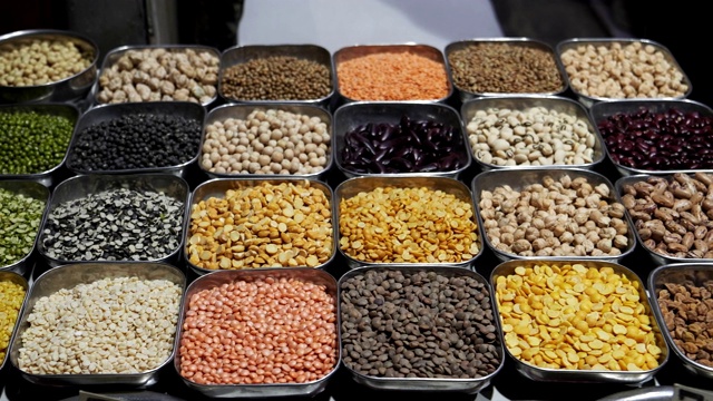 在旧德里的香料市场上出售的各种豆类视频下载