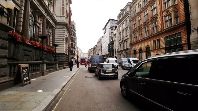 在伦敦圣殿地区骑自行车视频素材