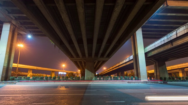 繁忙的夜晚交通和天桥，曼谷，泰国，时间流逝视频视频素材