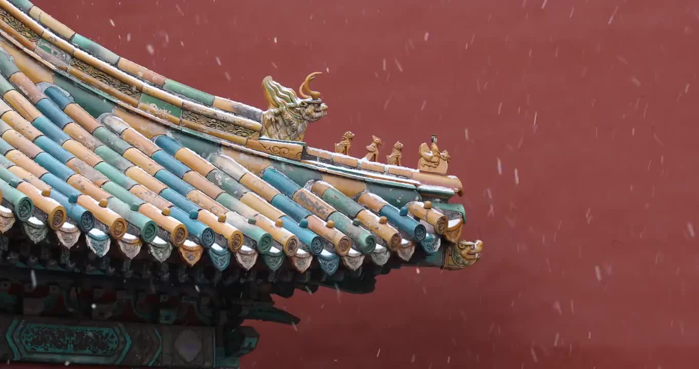 中国传统风格的凉亭与五颜六色的屋顶在雪视频素材