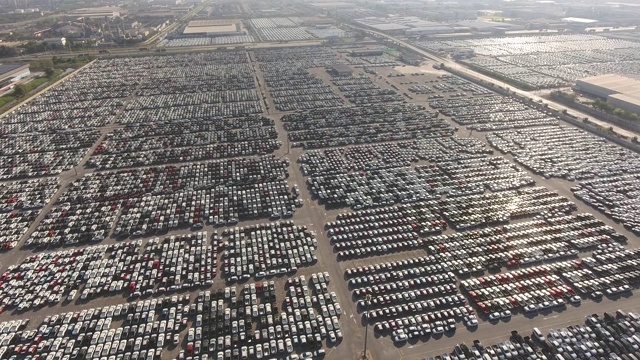 4k鸟瞰图，数千辆新车在国际港口销售，进出口库存视频素材