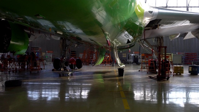 飞机正在机库中修理。4 k视频下载