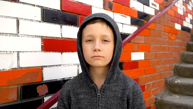一个男孩的肖像靠在墙上视频下载