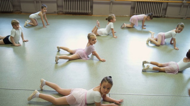 芭蕾舞演员在上芭蕾课前伸展身体视频素材
