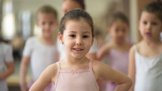 可爱的小芭蕾舞演员视频素材