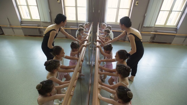小芭蕾舞演员在芭蕾舞工作室练习时使用杠杠视频素材