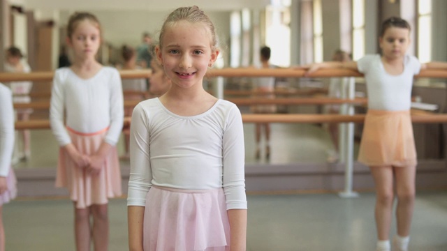小微笑的芭蕾舞演员视频素材