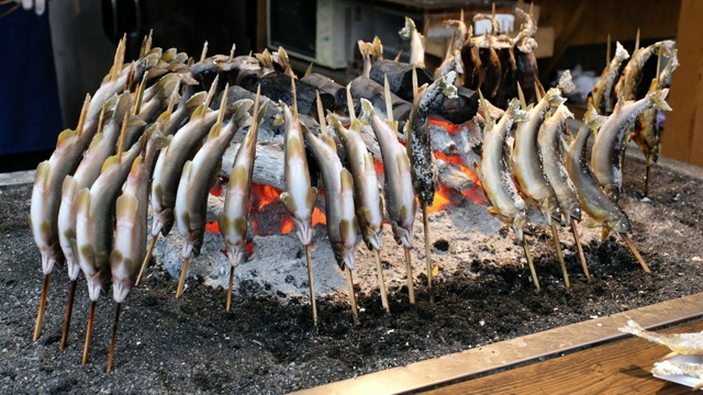 鱼和盐被木炭烤在日本烤鱼风格，Ayu是著名的鱼和传统的日本烹饪风格，许多Ayu鱼周围的木炭烤在日本。视频素材