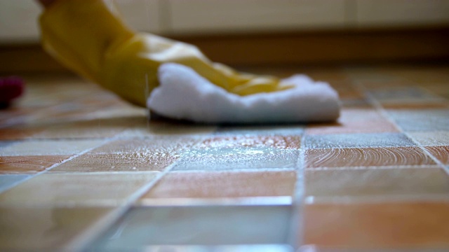 特写妇女清洁瓷砖视频素材