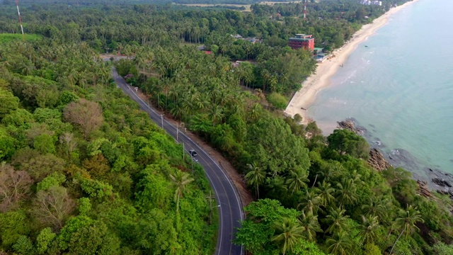 航拍的公路运行之间的山和海洋在Khanom，那空西塔马拉省，泰国南部视频素材