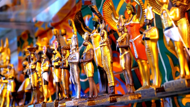 市场摊位上不同的埃及纪念品雕像视频下载