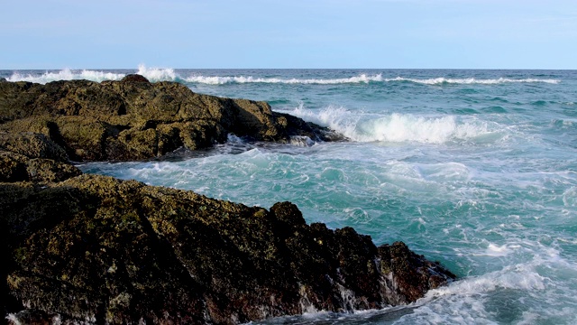 海浪冲击着岩石海岸视频素材