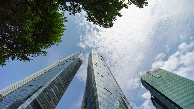 低角度的现代建筑与移动云在新加坡，时间流逝视频视频素材