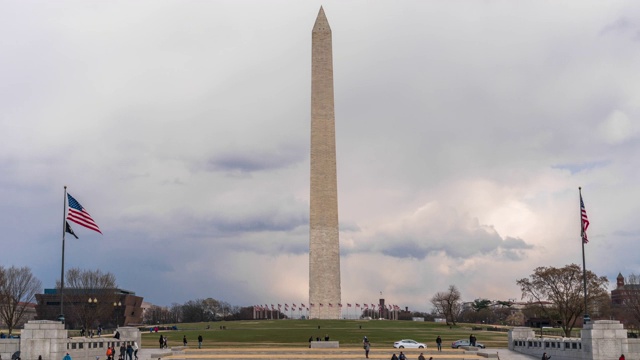 4K时间推移的华盛顿纪念碑是一个方尖碑在美国华盛顿特区的国家广场，建筑和吸引力的概念视频素材