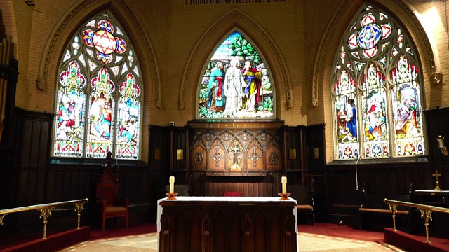 多伦多，加拿大，圣坛和彩色玻璃在教堂的救赎视频下载