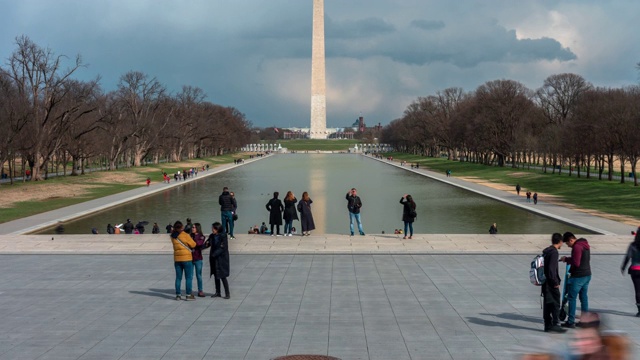 4K时间推移的华盛顿纪念碑是一个方尖碑在国家广场反射池和游客在华盛顿特区，美国，建筑和吸引力的概念视频素材