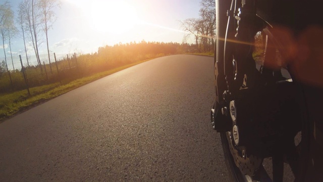 摩托车在自然景观的道路上视频下载