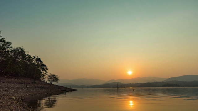 风景的日出在山和湖的剪影层，时间流逝视频视频素材