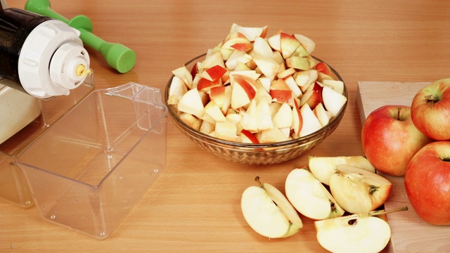 没有人。苹果水果和榨汁机在厨房4K视频素材