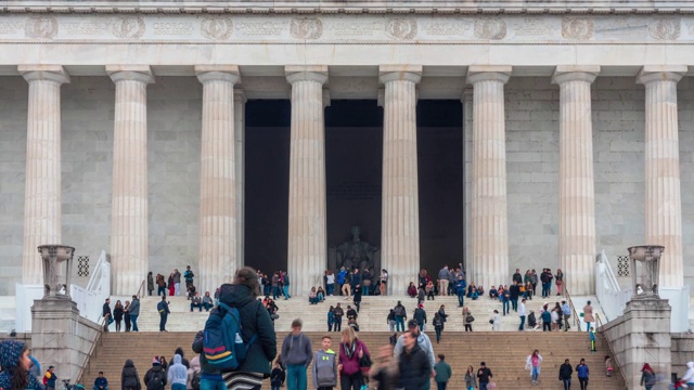 4K时间流逝林肯纪念堂位于美国华盛顿特区的国家广场上，有许多人和游客，建筑和吸引力概念视频素材