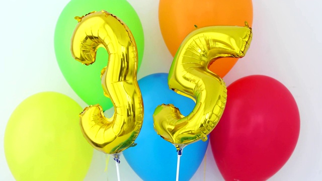 金箔数字35庆祝气球上的一个颜色视频下载