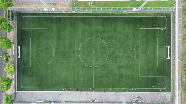 俯视图，体育场足球4k分辨率航拍无人机视频下载