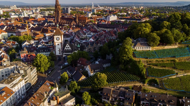 一架无人机在弗赖堡附近一座有哥特式教堂的老城附近拍摄视频下载