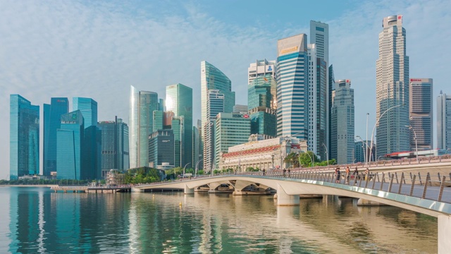 时光流逝:新加坡滨海湾的滨海大桥和市中心摩天大楼视频下载
