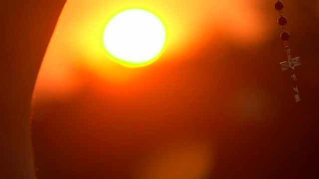 剪影十字挂在日落的特写视频素材