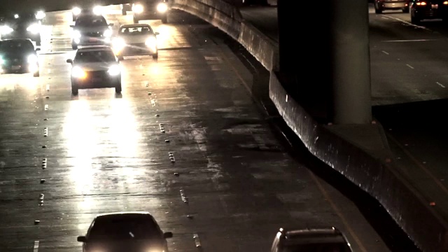 长焦时间流逝繁忙的深夜高速公路交通视频素材