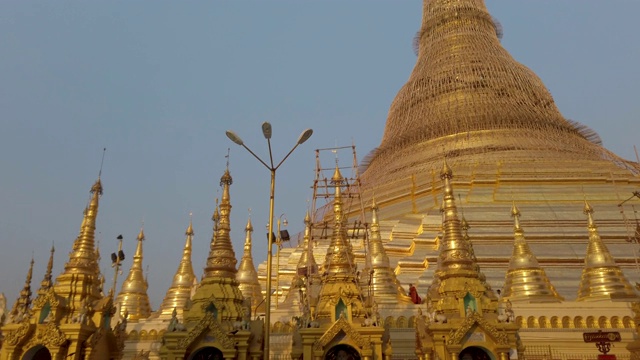 4K倾斜大金塔在仰光，缅甸。视频素材