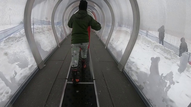 在日本滑雪胜地，一位女士正在滑雪扶梯上旅行视频下载