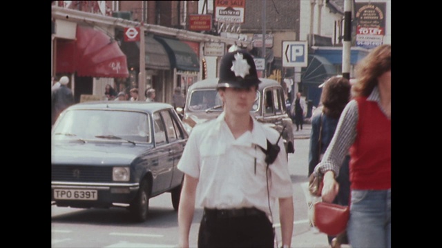 20世纪80年代在英国街头行走的男人和女人的序列视频下载