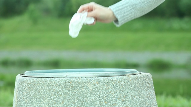女人的手在垃圾桶里扔出一张纸-库存镜头视频素材