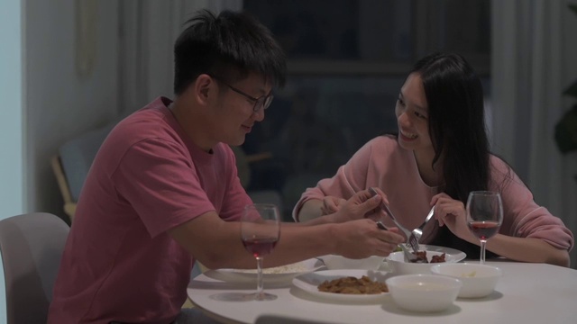 2对亚洲华人夫妇在家中享用东方美食和红酒视频素材