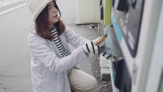 亚洲女性用智能手机在自动售货机上付款。视频下载