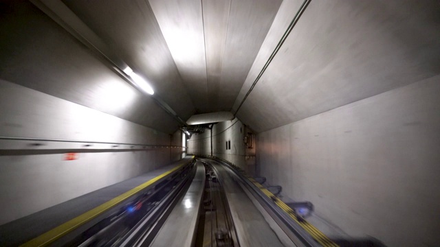 隧道中的4K火车与动态模糊在机场视频素材