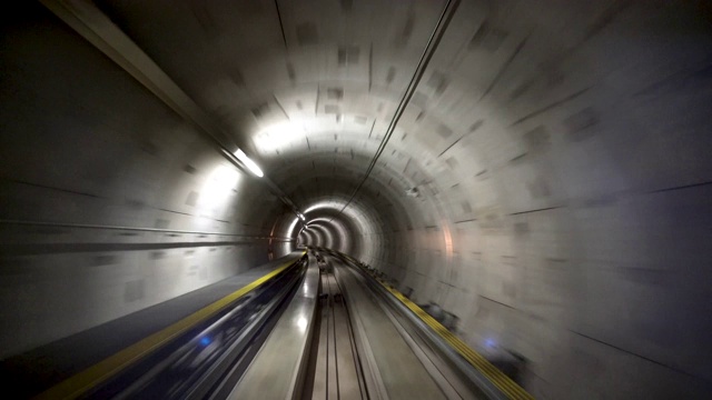 隧道中的4K火车与动态模糊在机场视频下载