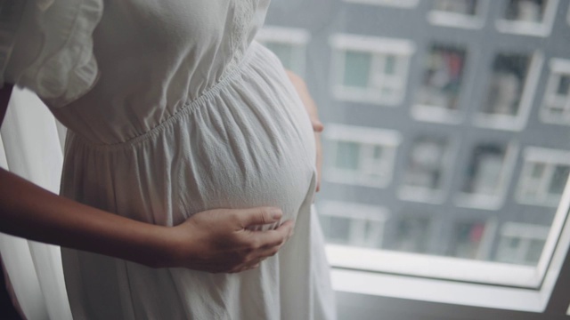 孕妇抚摸着自己的肚子视频素材